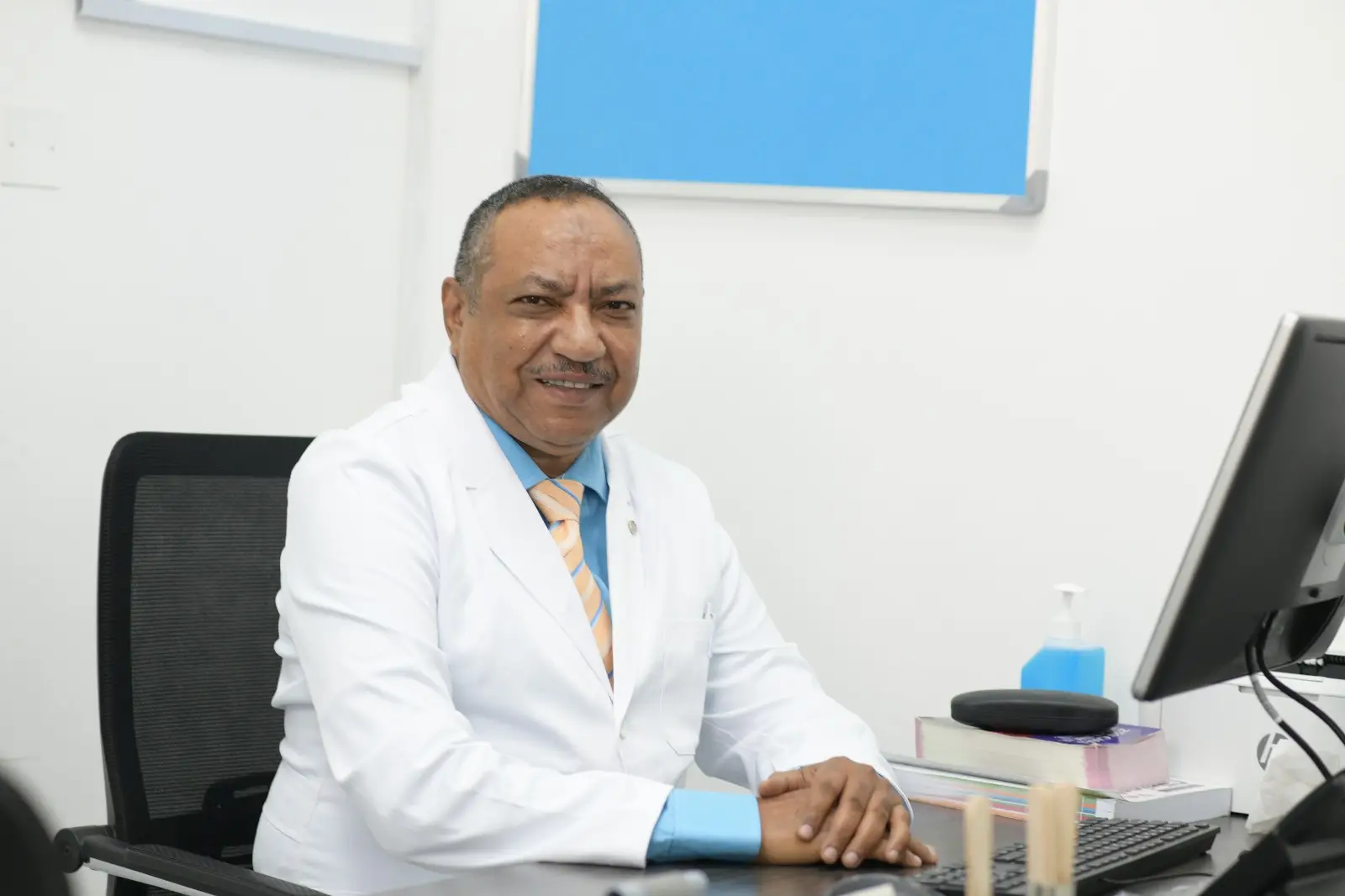 د. ابوبكر الصادق اخصائي الباطنية بمجمع العناية الطبي ولاية صور