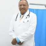 د. ابوبكر الصادق اخصائي الباطنية بمجمع العناية الطبي ولاية صور1