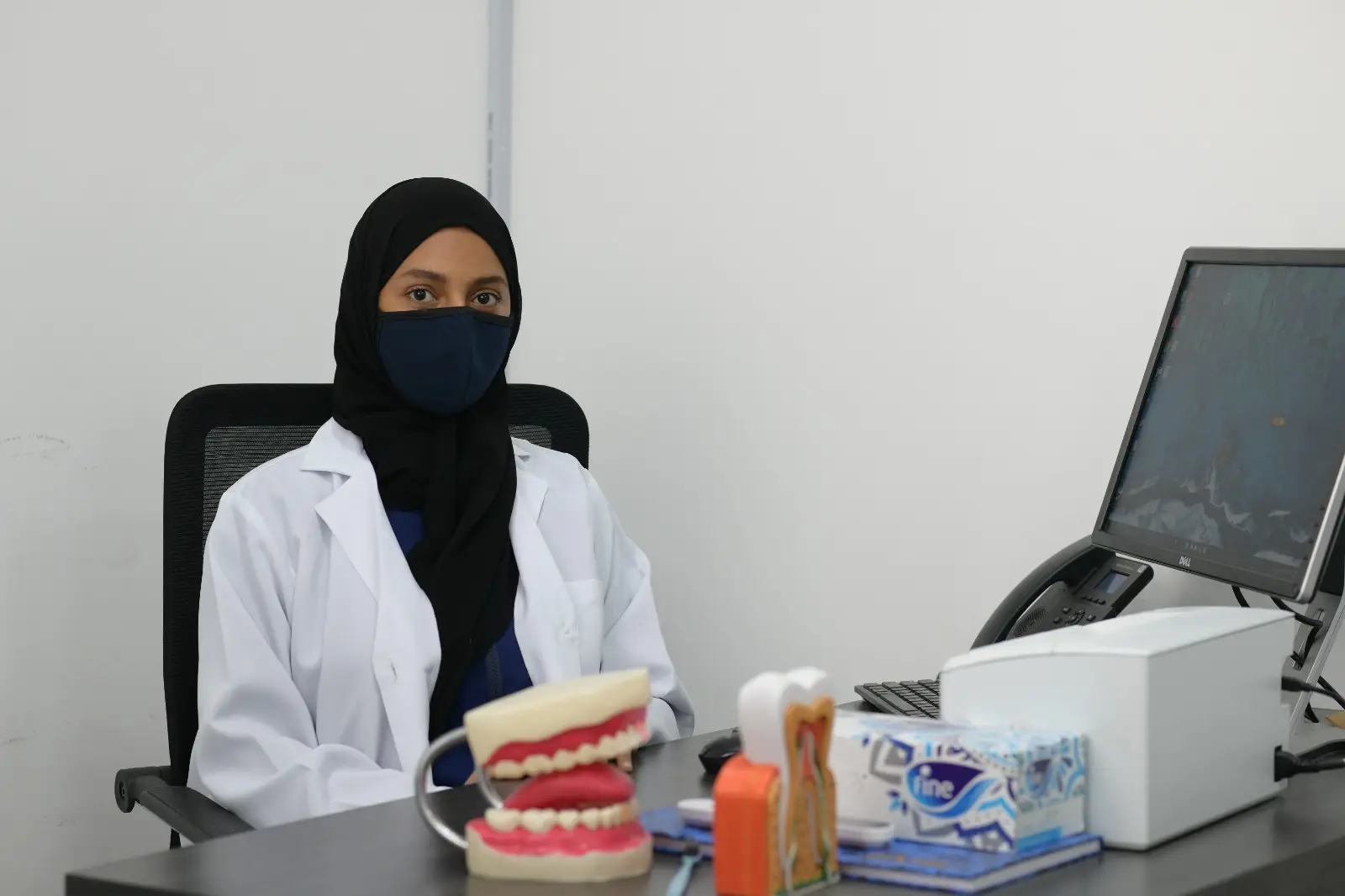 د.تقوي السيابية طبيبة الاسنان بمجمع العناية الطبي ولاية صور